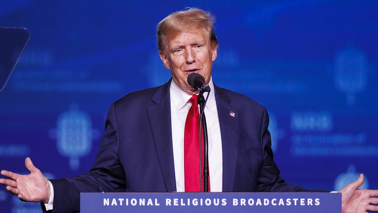 Read more about the article Trump says it’s ‘crazy’ how Christians, people of faith can vote Democrats