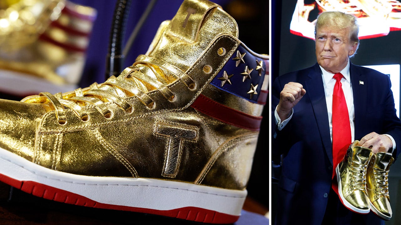 You are currently viewing Trump sparks emotional reactions from crowd in surprise visit to sneaker convention