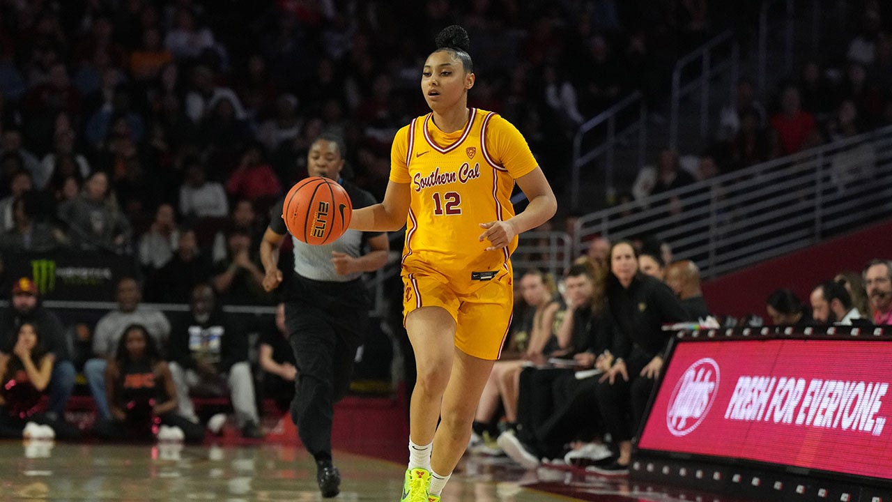 Read more about the article USC basketball star JuJu Watkins drains one-handed basket from behind bench ahead of record-setting night