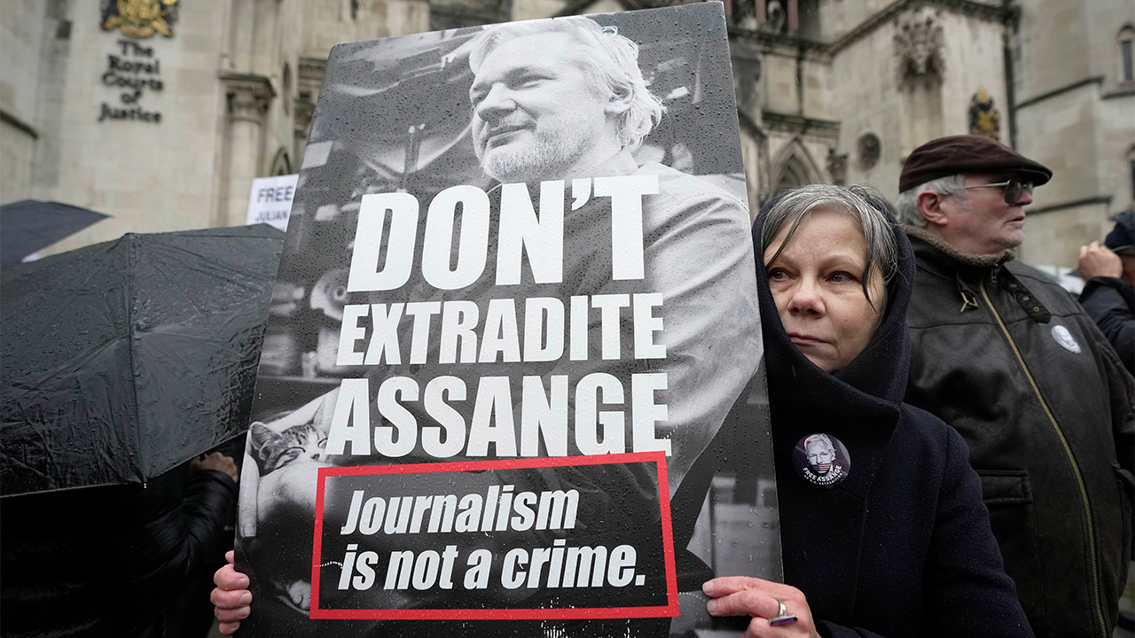 You are currently viewing British court rules Julian Assange extradition on pause until US guarantees no death penalty: report