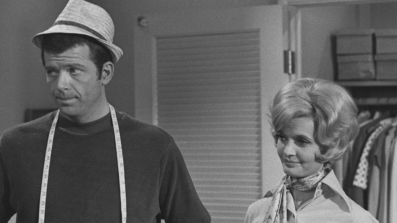 Robert Reed and Carol Brady acting in "The Brady Bunch"