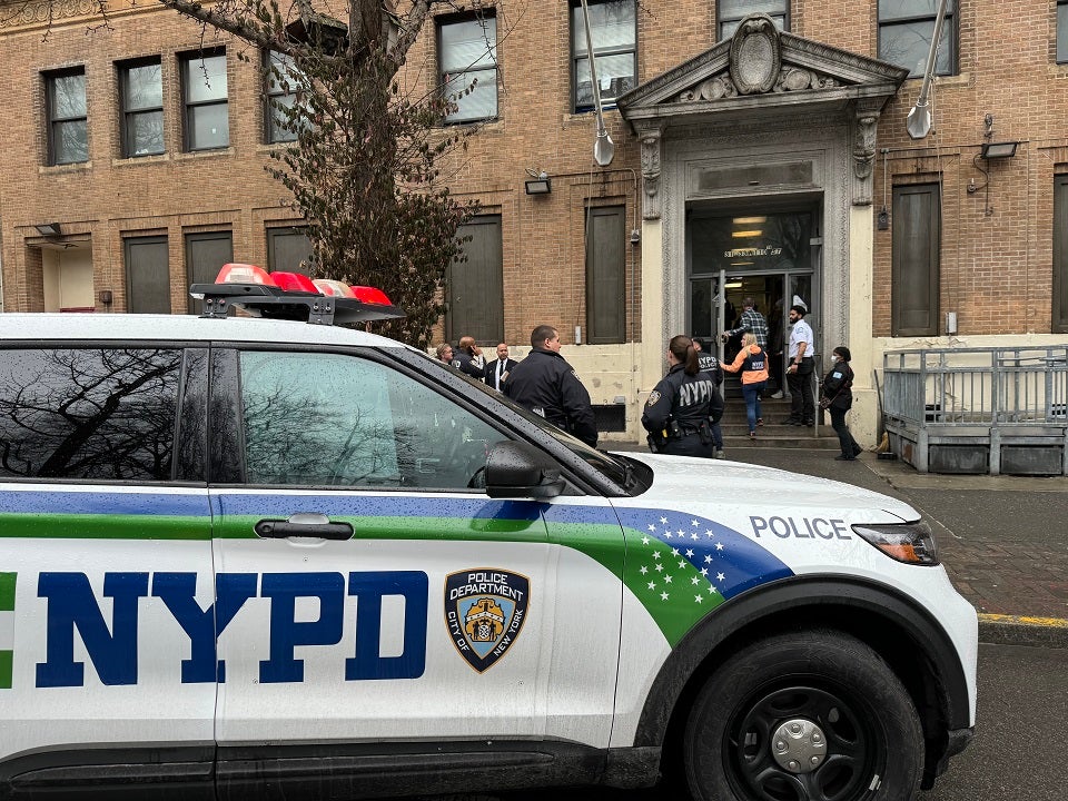 中央公园对面的纽约移民庇护所发生刺杀案，有一名疑犯被拘留