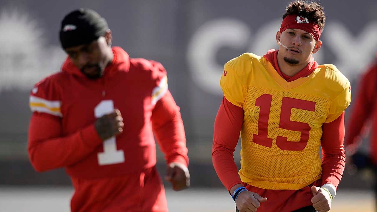 Read more about the article NFL great Warren Moon lowers temperature on Patrick Mahomes-Tom Brady comparisons: ‘It’s a bit too early’