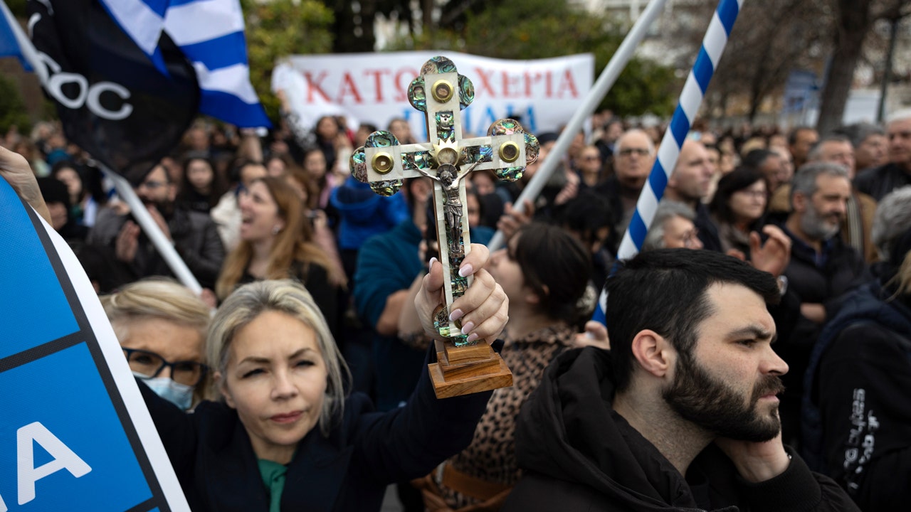 Read more about the article Greeks gather by the thousands in protest of same-sex marriage bill