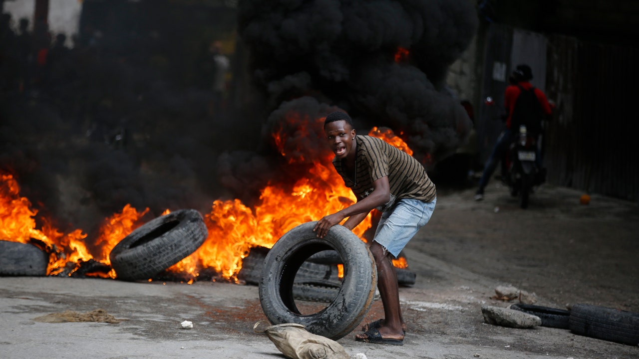 Read more about the article Haitian PM urges calm as protesters, rioters insist that he resigns