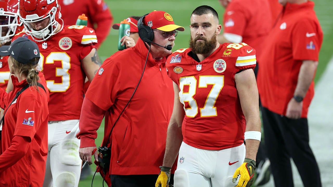 Read more about the article Relationship coach says Taylor Swift should be ‘concerned’ about Travis Kelce’s sideline outburst
