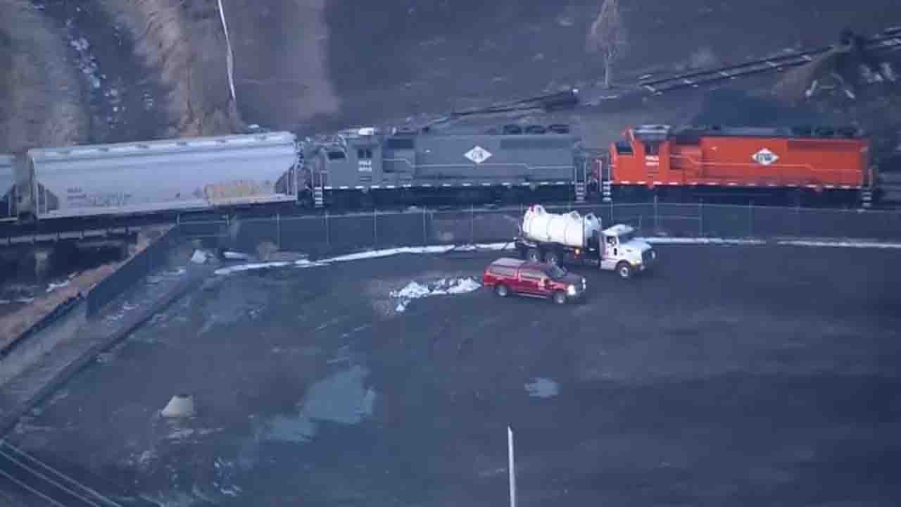 You are currently viewing Train derails in Colorado, spills hundreds of gallons of diesel fuel