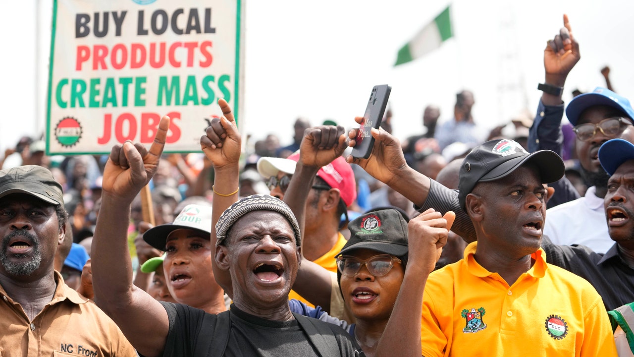 You are currently viewing Nigerian labor unions strike over inflation, ailing economy