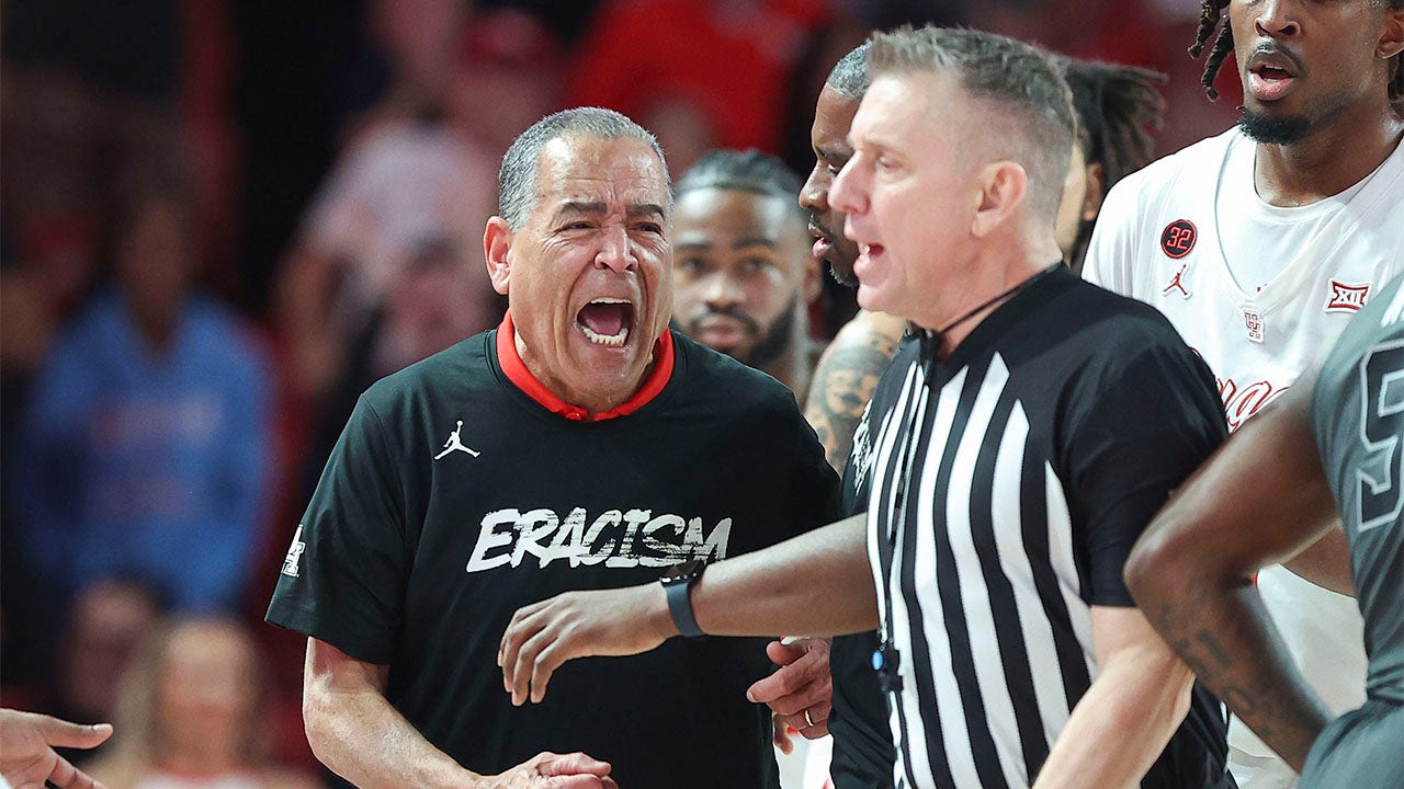 You are currently viewing Houston’s Kelvin Sampson ejected after storming court, screaming at officials