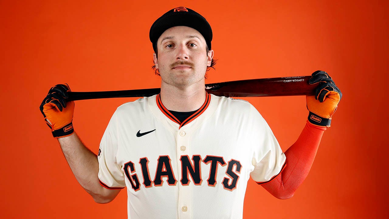 Read more about the article Giants player’s photo in new MLB jersey goes viral after revealing how tight pants really are