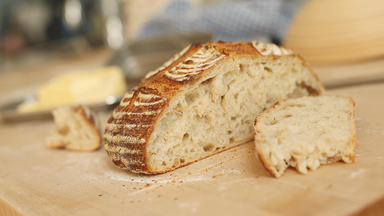 Pão de massa fermentada fatiado