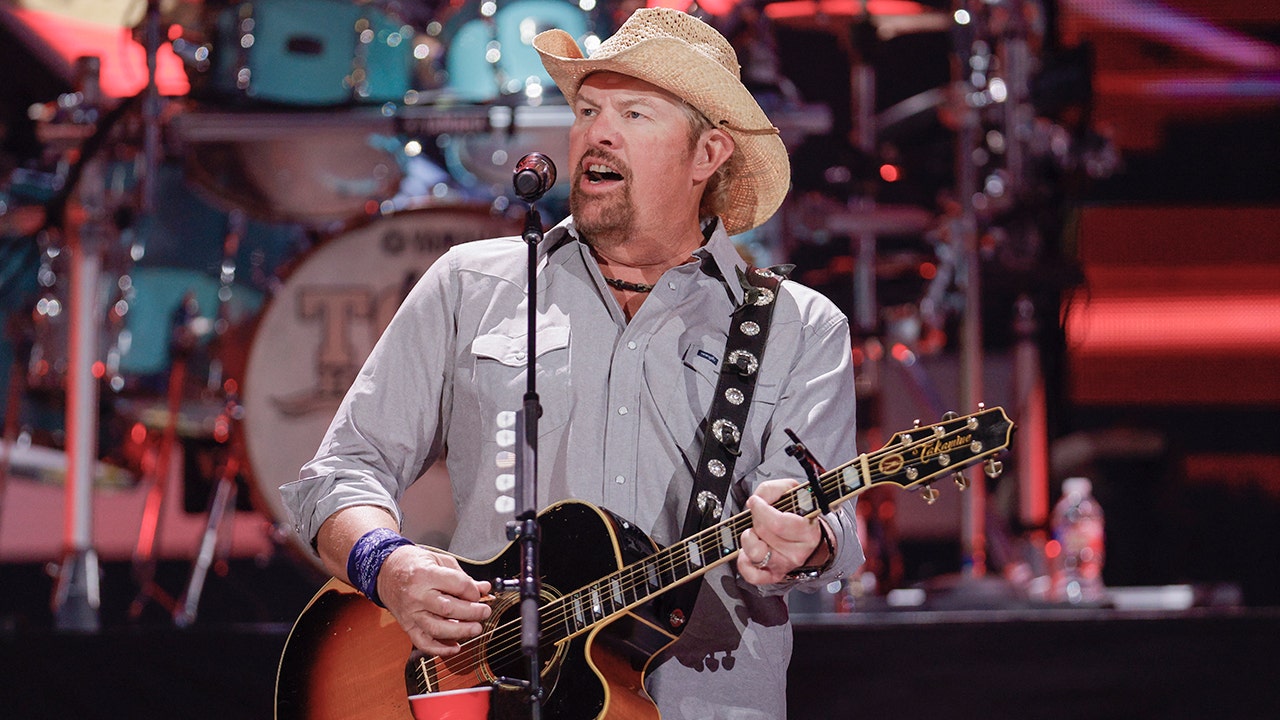 Fans, celebrities and veterans react to Toby Keith's death | Fox News