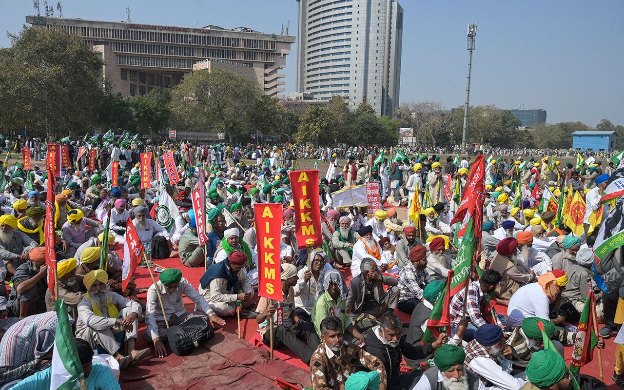 You are currently viewing Protesting farmers flood New Delhi demanding minimum crop prices
