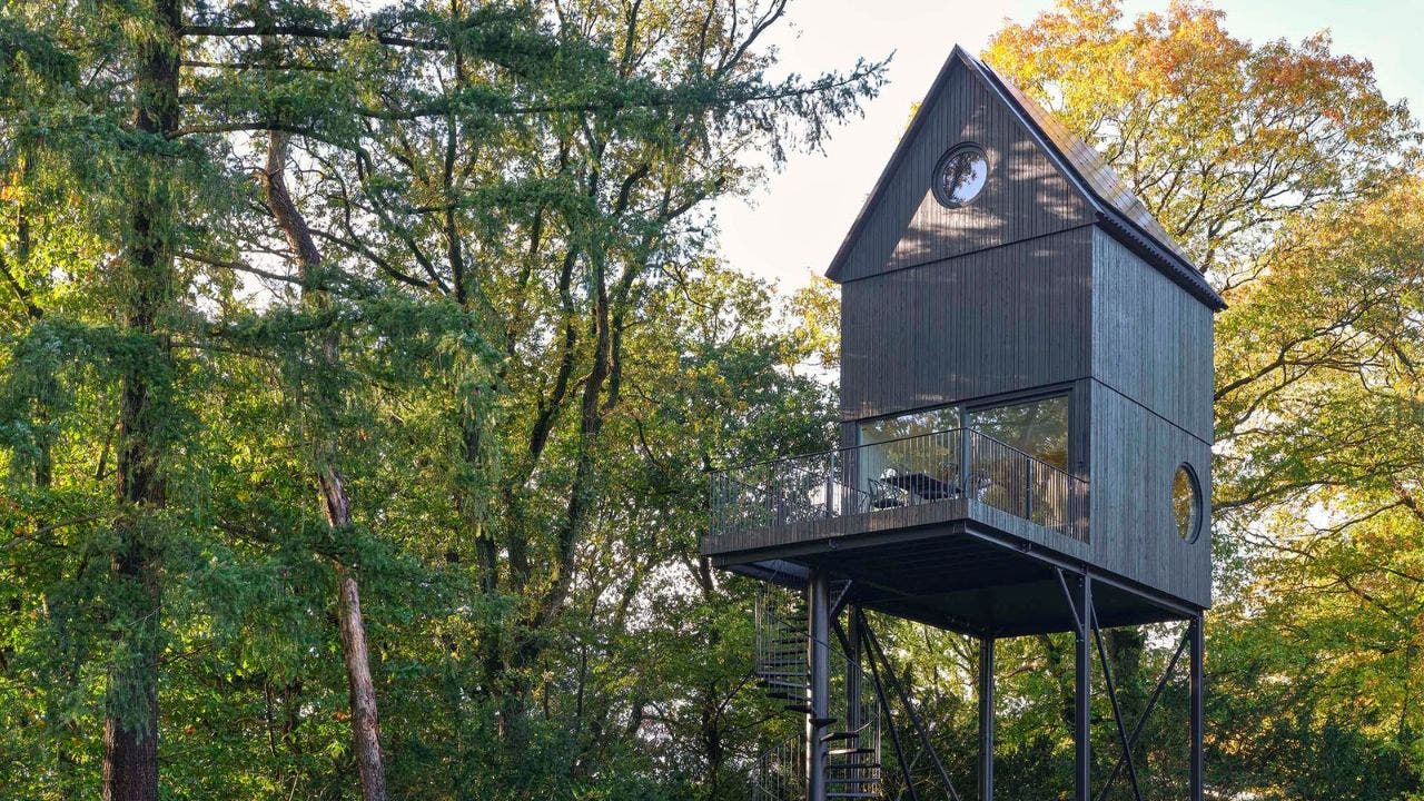 Read more about the article A birdhouse-inspired tiny house nestled in nature that runs on solar power