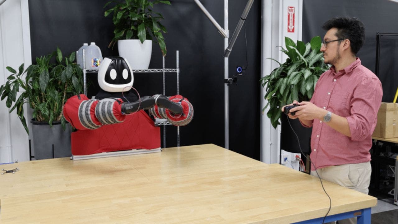 2 forget hands toyotas hug ready robot picks up with its entire body
