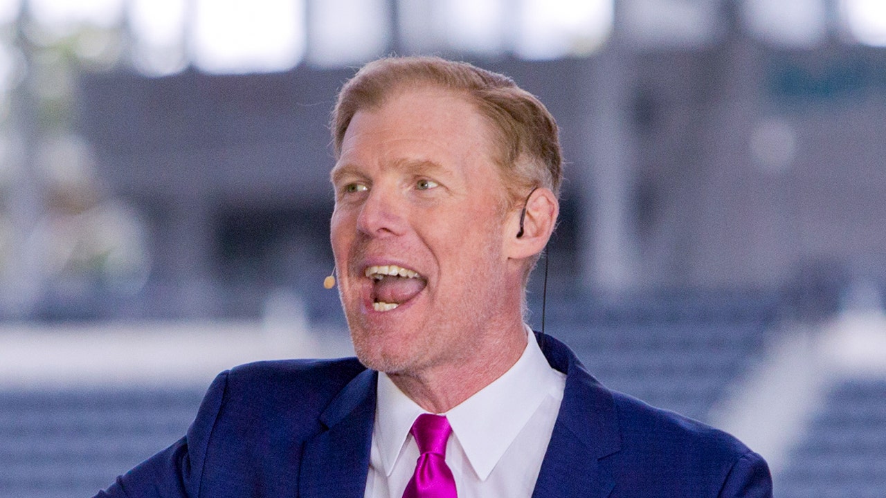 Read more about the article Alexi Lalas questions refs stopping play in USMNT game for homophobic slurs: ‘Rewards the bad behavior’