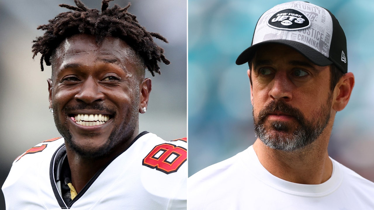 Read more about the article Antonio Brown takes swipe at Aaron Rodgers after QB is accused of sharing conspiracy theories