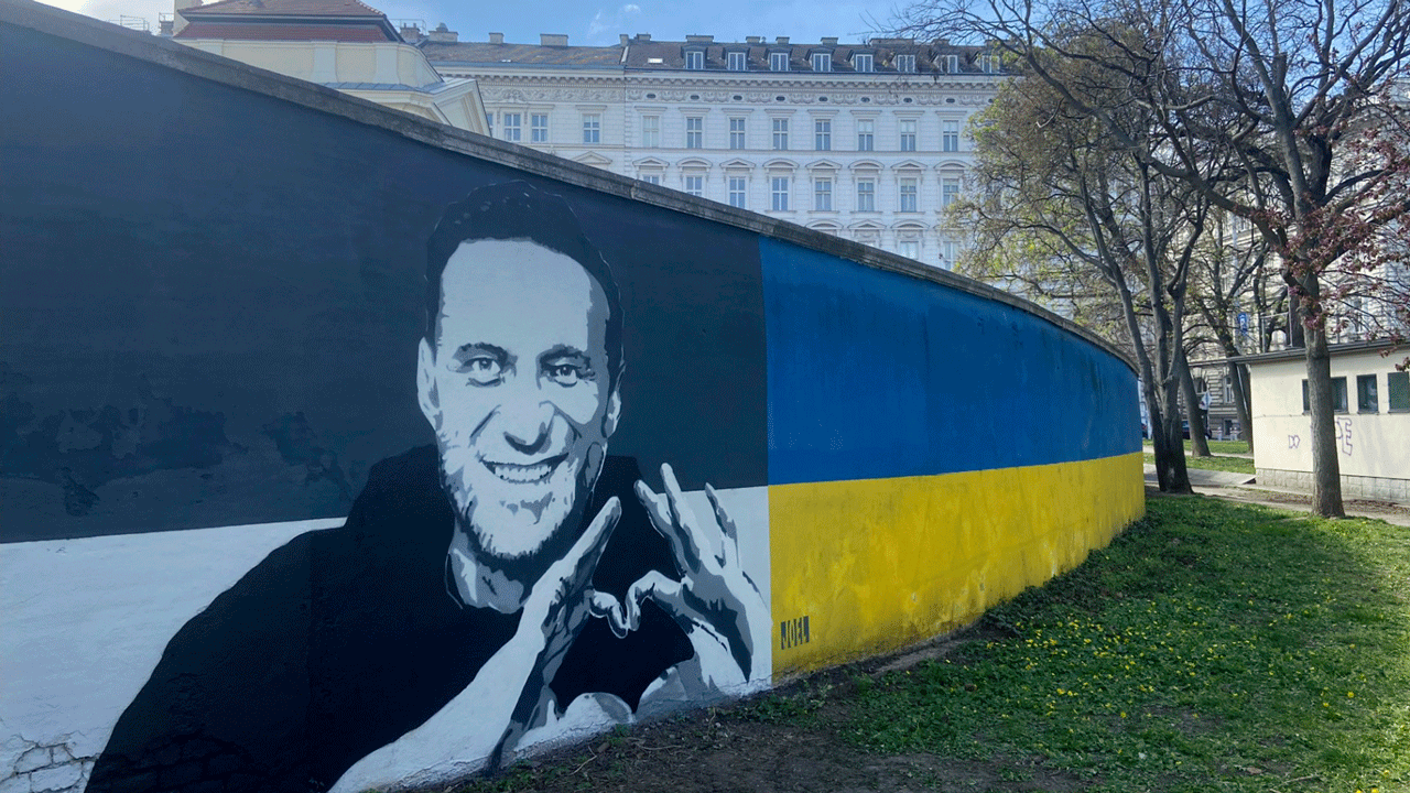 Read more about the article In Vienna, 2 portraits of Alexei Navalny are painted near a monument to Soviet soldiers