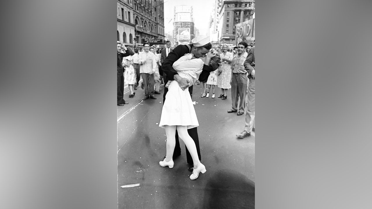 Read more about the article GOP lawmakers rip VA for memo to remove iconic WW II victory kiss photo, demand author be fired