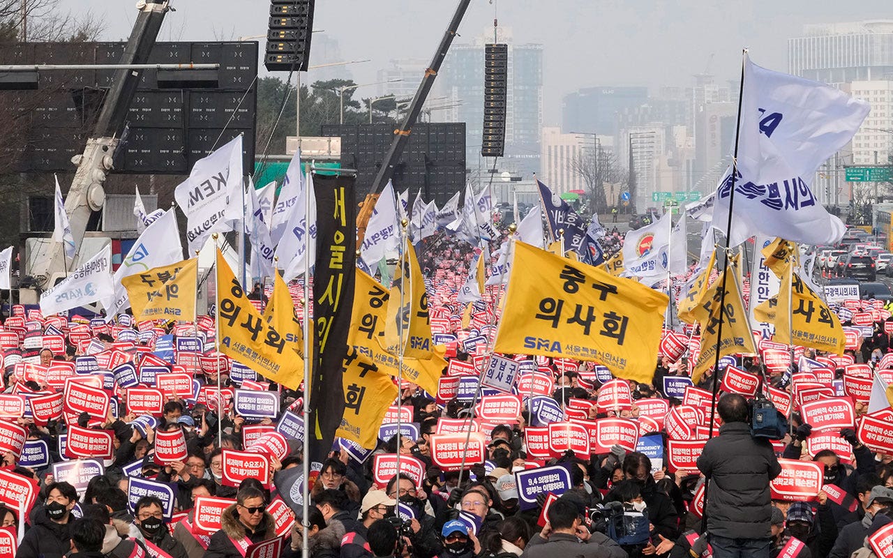 Read more about the article South Korea moves to suspend medical licenses of thousands of striking doctors
