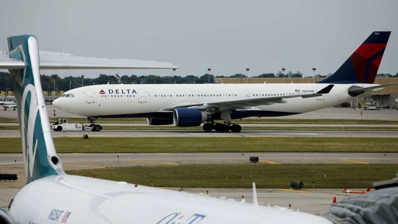 Passengers suffer flight delays after Delta planes clip wings at Minneapolis airport