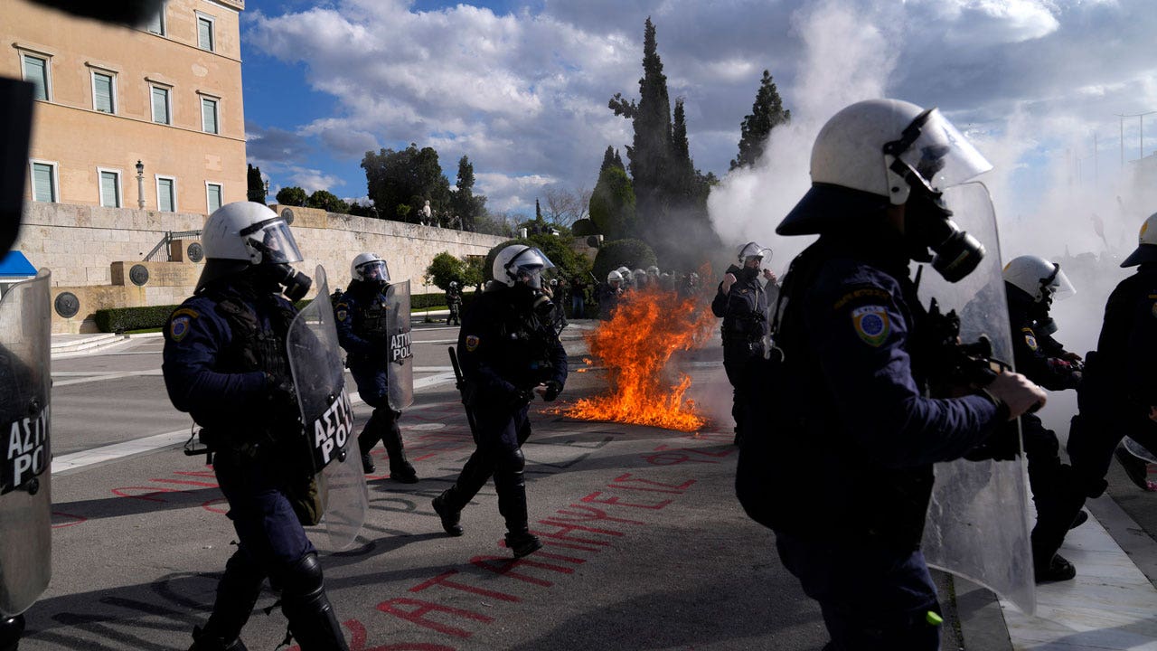 Read more about the article Greek protesters throw firebombs to protest introduction of private universities