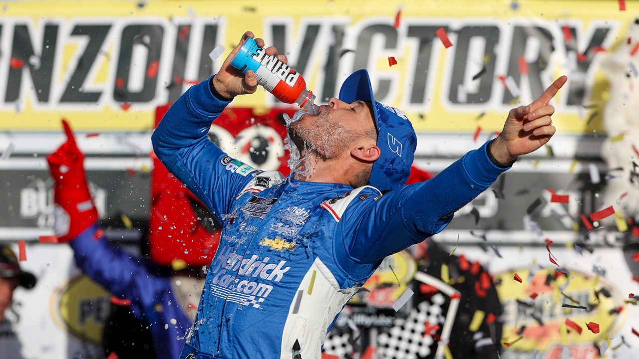 Read more about the article Kyle Larson holds off Tyler Reddick at Las Vegas for 1st win of season