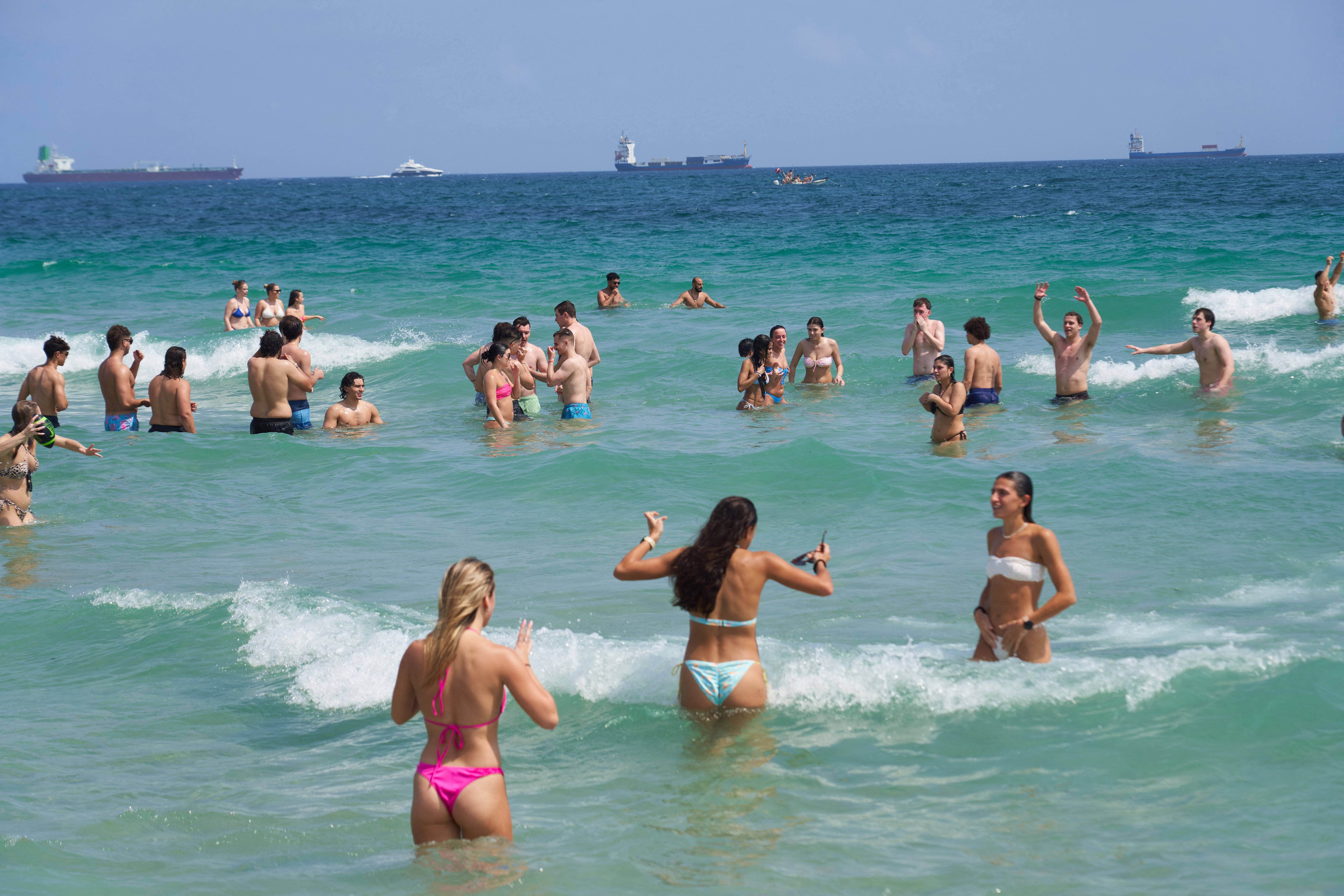 Read more about the article Florida spring break draws massive crowds, fun beach boxing matches to Fort Lauderdale