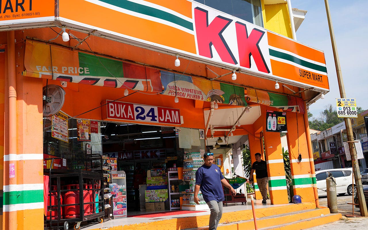 马来西亚便利店老板因涉嫌攻击性袜子被控