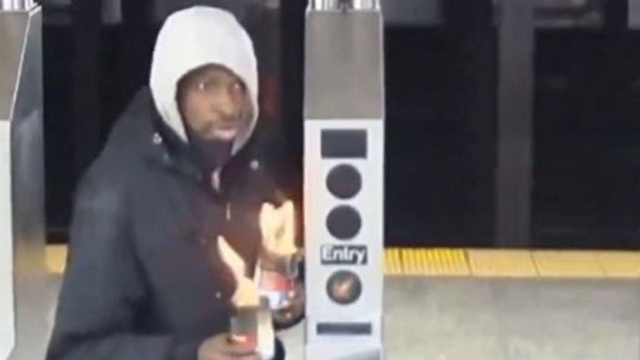You are currently viewing Man seen on video throwing flaming cans at group in NYC subway station: police