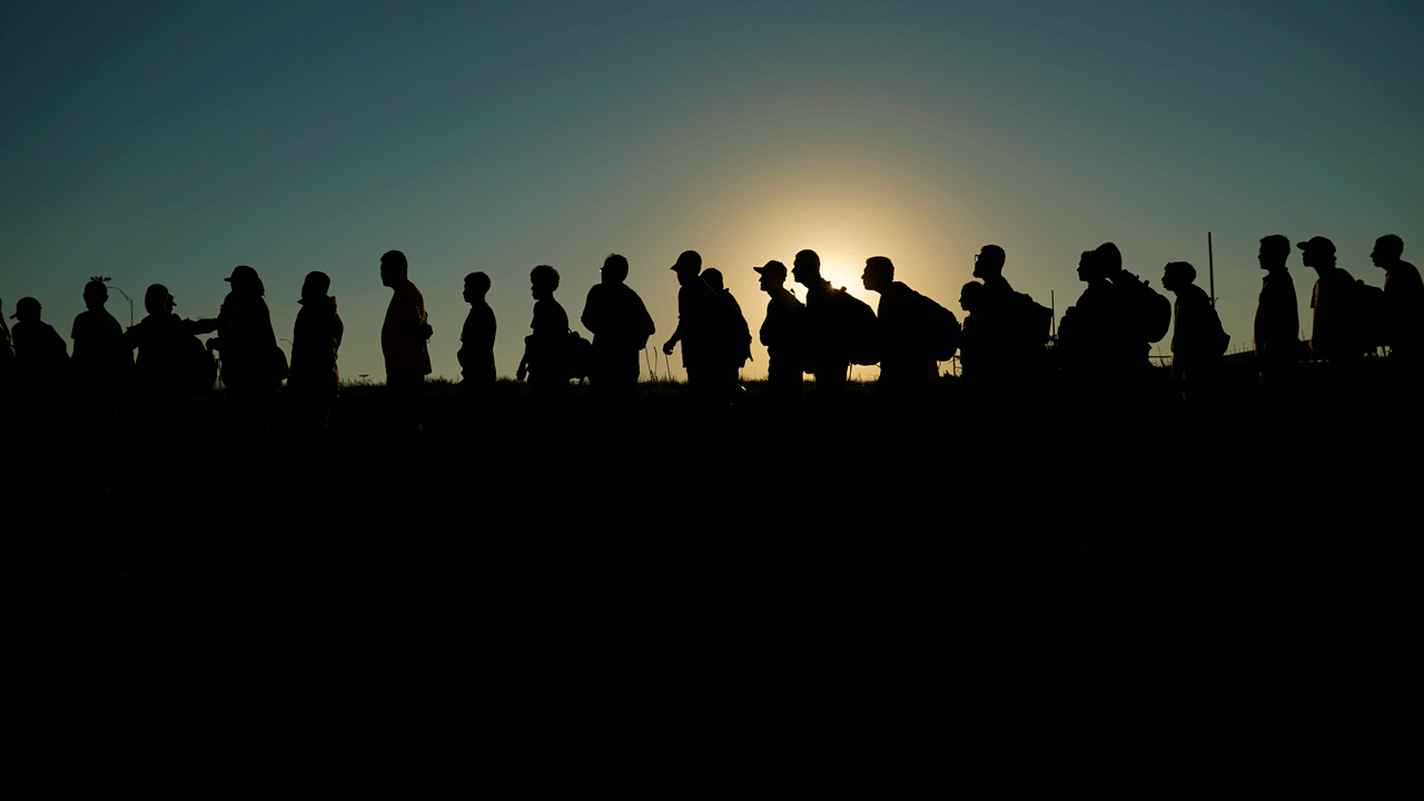 Migrantes que cruzaron el Río Grande por la frontera sur