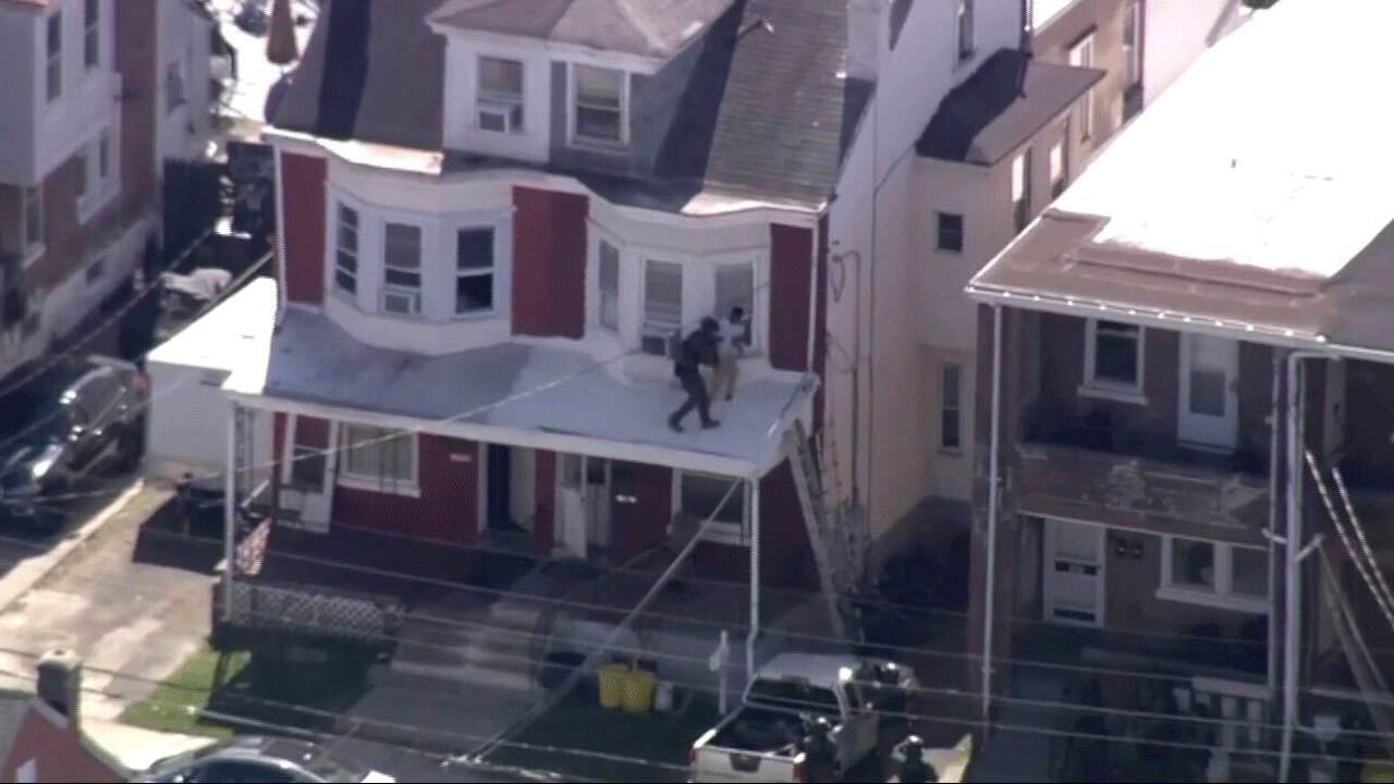 Equipe SWAT tenta se infiltrar na residência do atirador de Falls Township em Trenton, Nova Jersey
