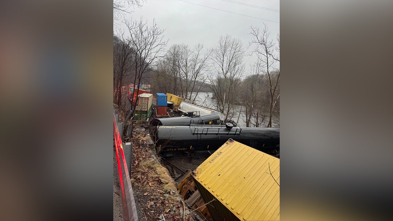 Read more about the article Train derails in Pennsylvania, sends several cars into Lehigh River