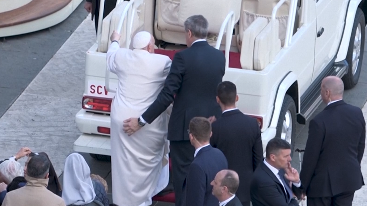 Read more about the article Pope Francis appears unable to climb popemobile steps, video shows