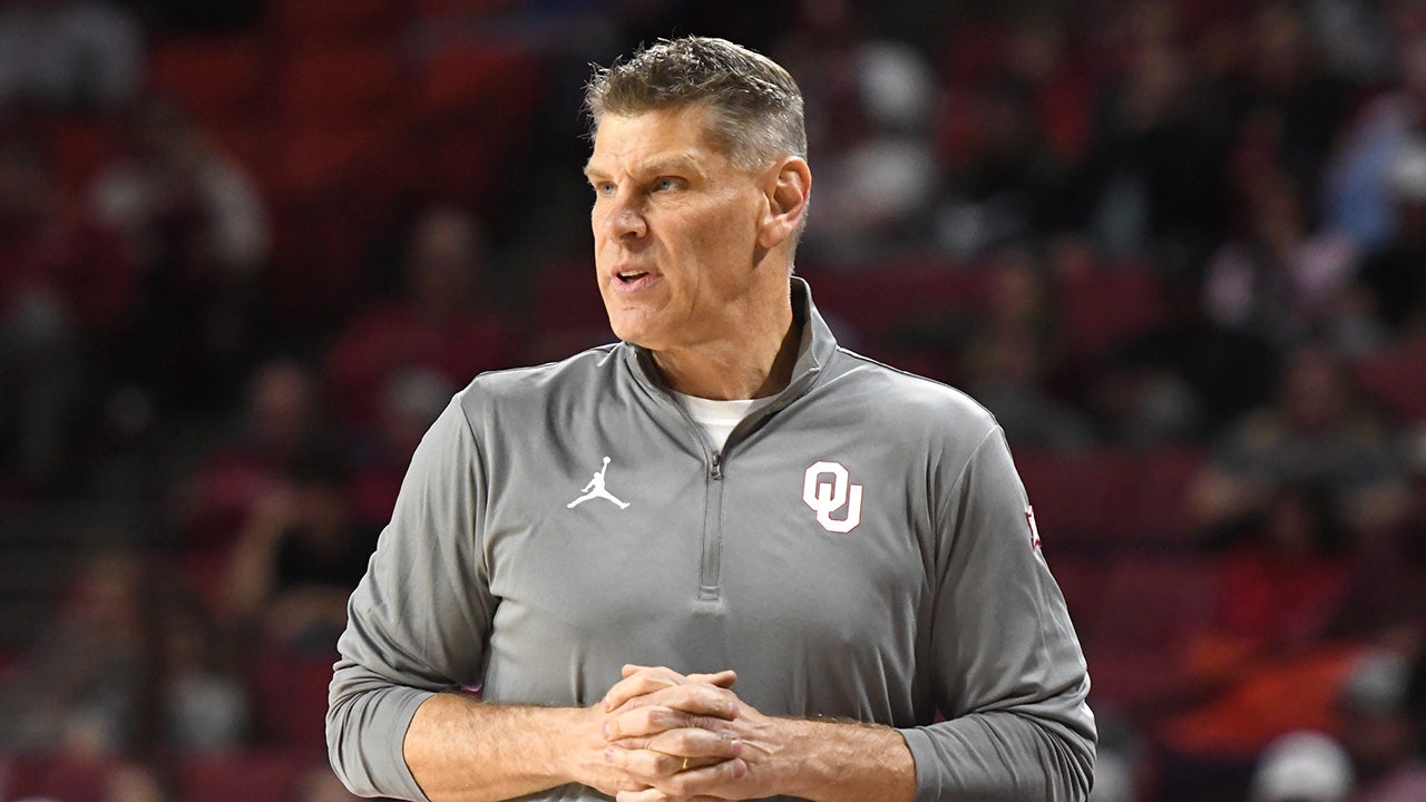 Read more about the article Oklahoma basketball’s Porter Moser talks blocking out ‘inevitable’ distractions as March Madness looms
