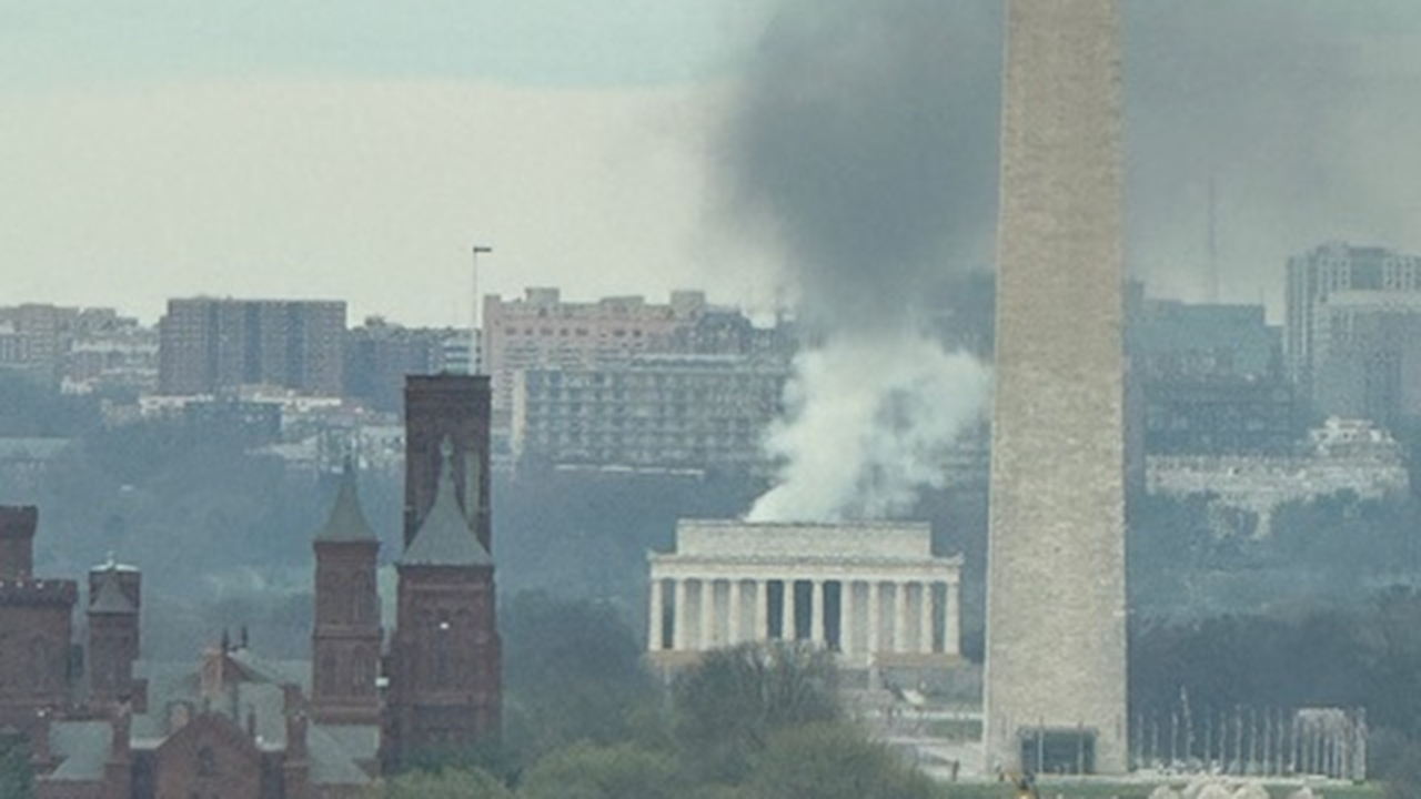 Read more about the article Smoke from vehicle fire seen near Lincoln Memorial on Washington’s National Mall