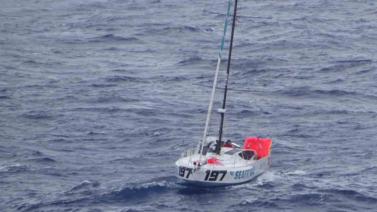 Read more about the article Coast Guard, good Samaritan rescue mariners 1,700 miles from Bermuda after lightning strike blows hole in boat