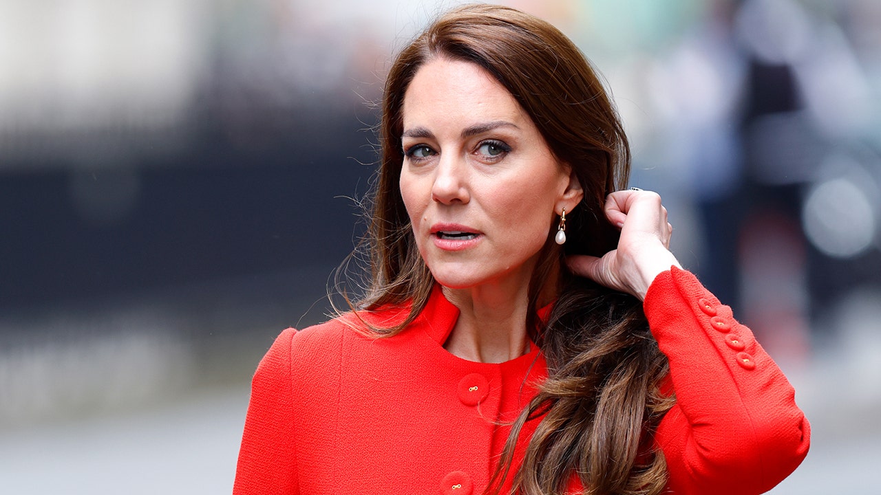 Kate Middleton's family photo pulled by news agencies, princess admits she edited it