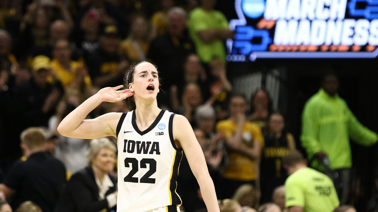 Read more about the article March Madness refs face criticism over calls in Iowa-West Virginia women’s tourney game: ‘8 v 5 everytime’