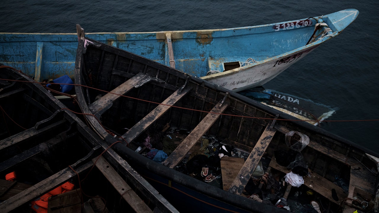Siete muertos y 38 rescatados tras naufragar un barco en las Islas Canarias de España