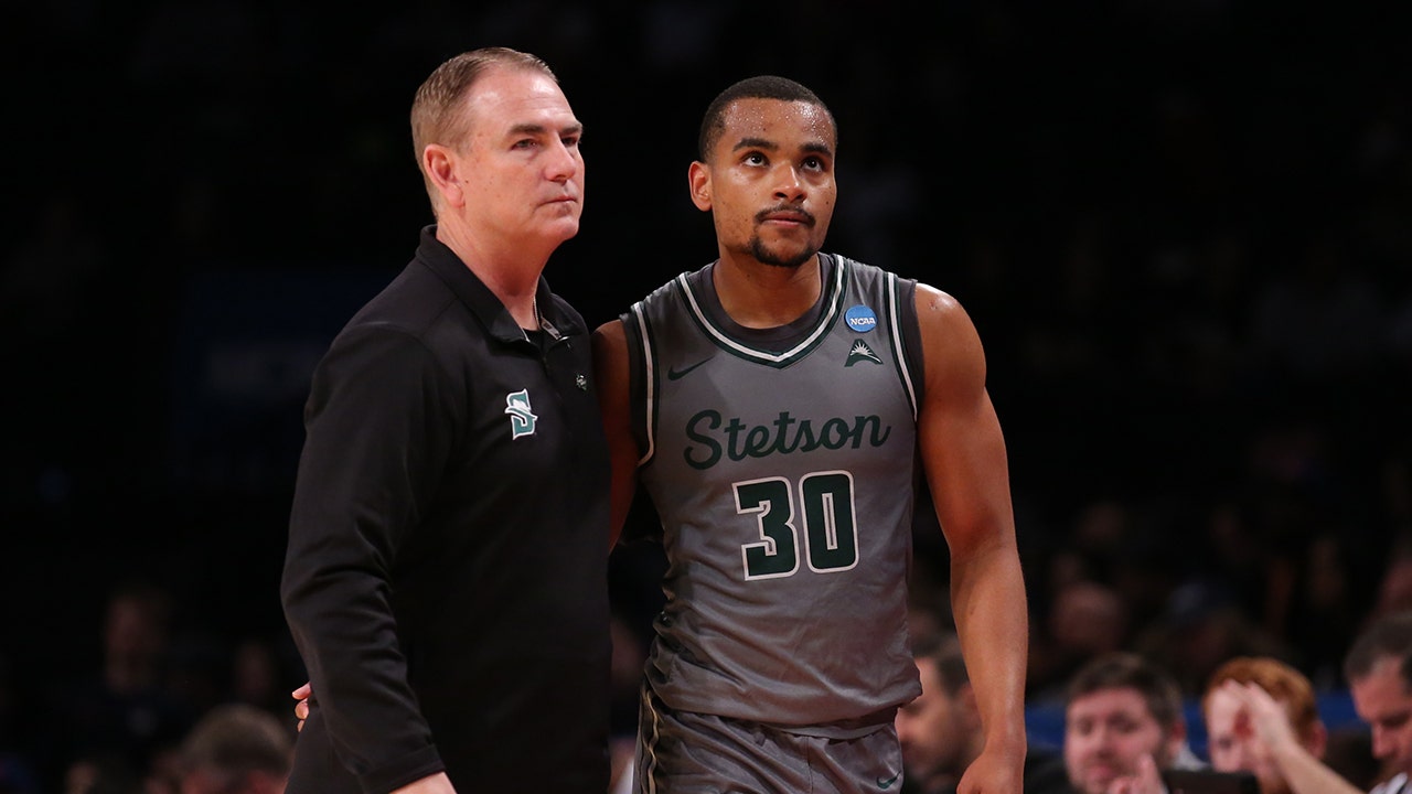 Read more about the article Stetson head coach discusses his 1-word message at halftime amid blowout to No. 1 UConn