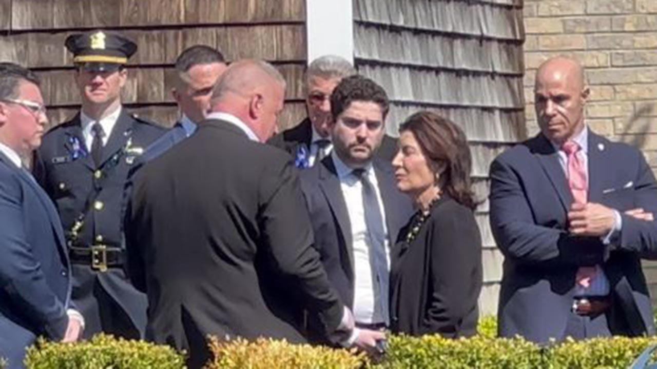 Read more about the article NY Gov. Kathy Hochul leaves NYPD Officer Jonathan Diller’s wake abruptly after 10 minutes; bystanders clap