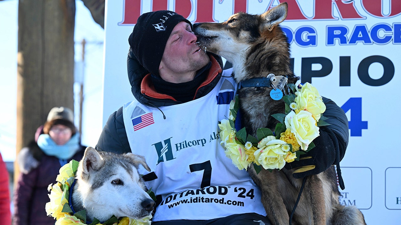 Read more about the article Record setting Iditarod win overshadowed by death of 3 dogs