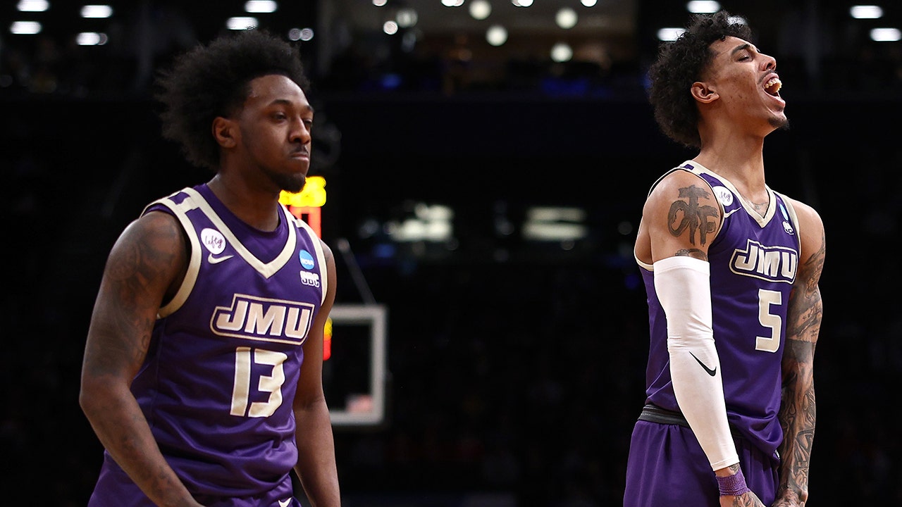 Read more about the article No. 12 James Madison makes Round of 32 for first time in 41 years after upsetting No. 5 Wisconsin