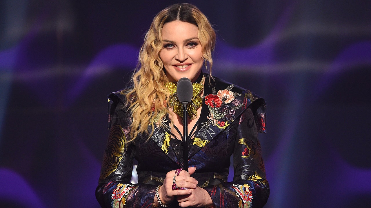 Madonna gelooft dat ze met God sprak terwijl ze in het ziekenhuis 'op de rand van de dood' lag vanwege een 'ernstige bacteriële infectie'
