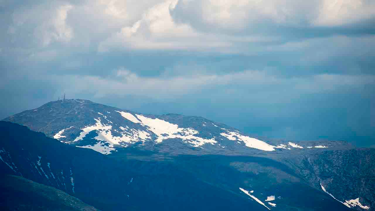Read more about the article New Hampshire hiker rescued after falling, hitting head and losing shoe on Mount Washington