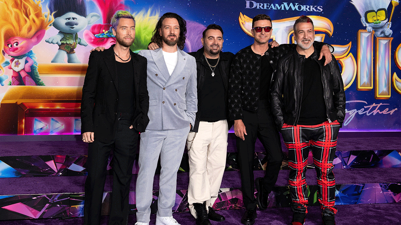 Justin Timberlake and the rest of NSYNC perform live together for the 1st time since 2013