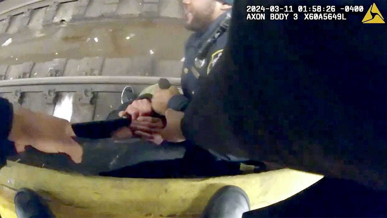 You are currently viewing Bodycam video shows NYPD officers spring into action to pull man from subway tracks