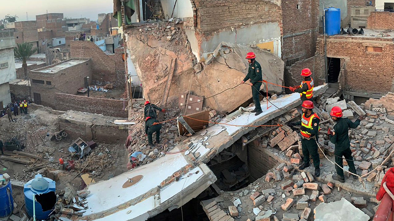 Read more about the article 9 dead, 2 injured in Pakistan building collapse