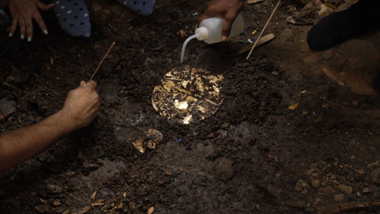 مقبرة قديمة مليئة بالذهب، وضحايا القرابين التي اكتشفها علماء الآثار: “نوع خاص من الدفن”